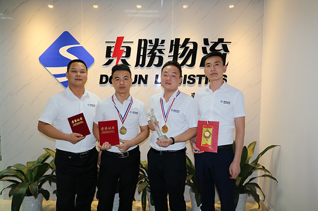 東勝物流同事合影