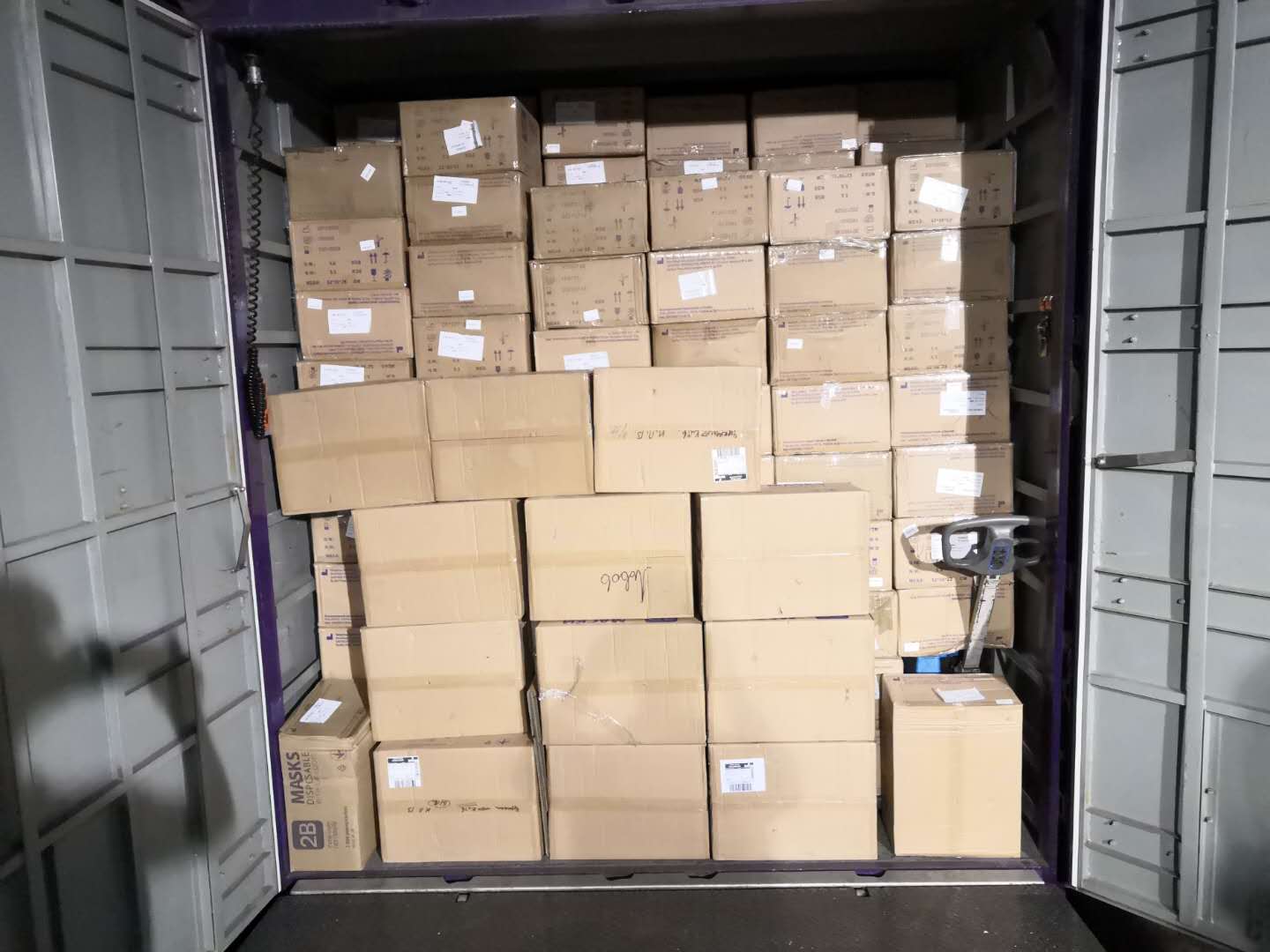 防護(hù)物資出口運(yùn)輸；口罩裝車運(yùn)輸?shù)较愀郯咐龍D